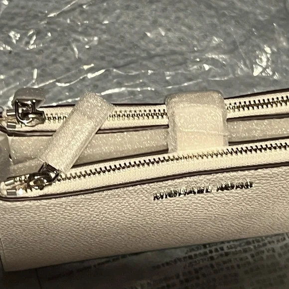 Off white Michael Kors pebbled leather zip around wallet - Picture 2 of 6